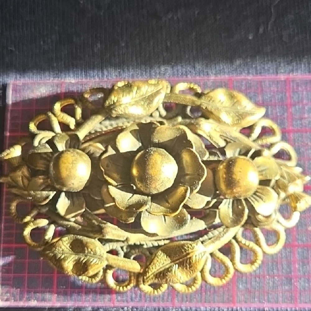 Elegant Gold Floral Brooch